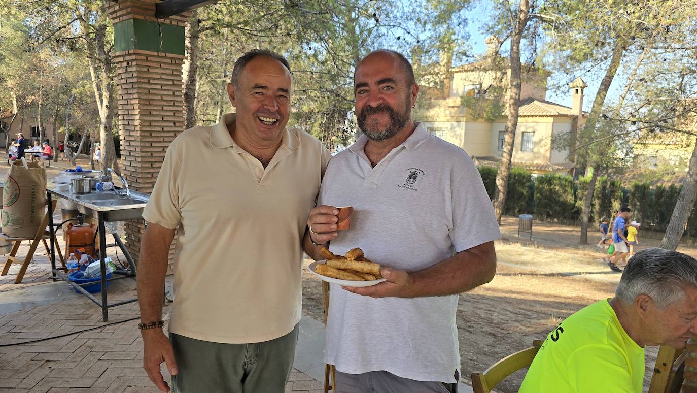 Desayuno popular en el Parque de los Pinos de Huétor Vega.