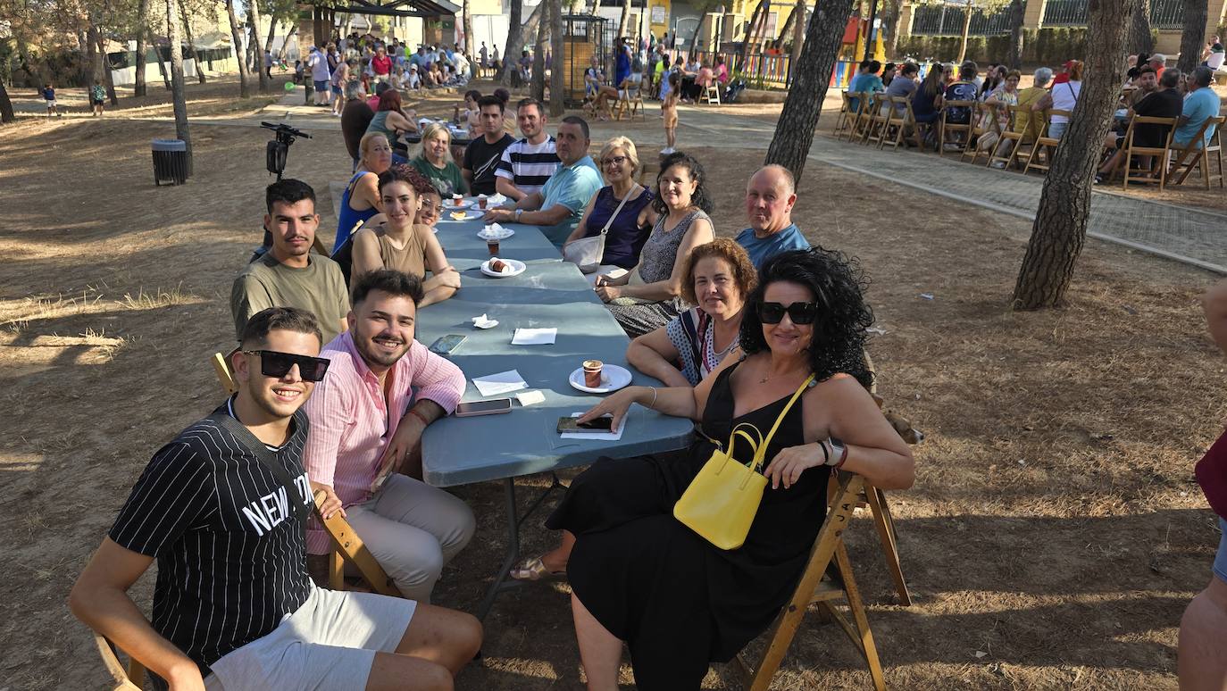 Desayuno popular en el Parque de los Pinos de Huétor Vega.