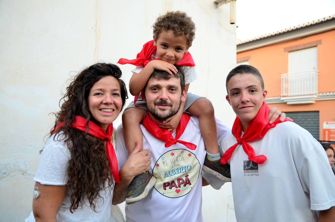 Huétor Vega vibra con su particular encierro de 'toros'