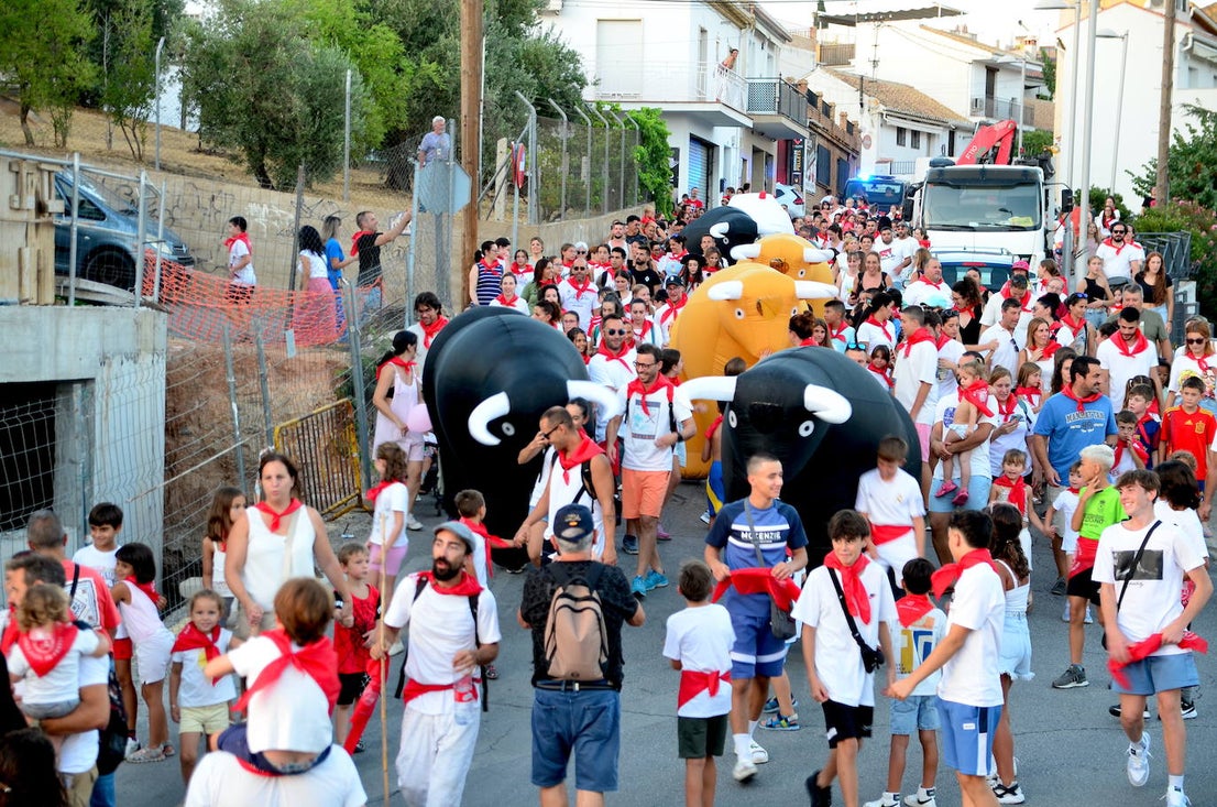 Huétor Vega vibra con su particular encierro de 'toros'