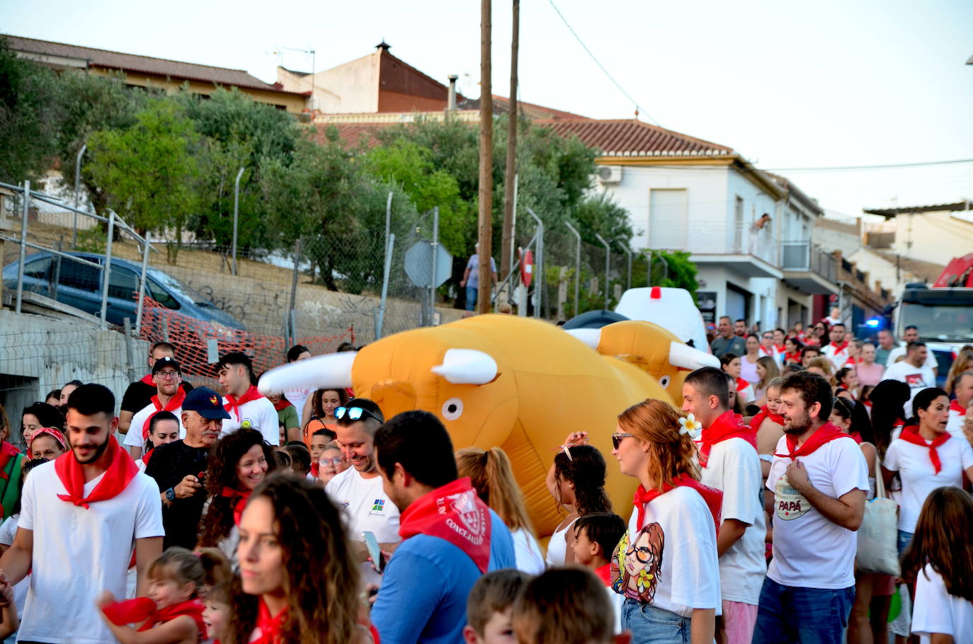 Huétor Vega vibra con su particular encierro de 'toros'