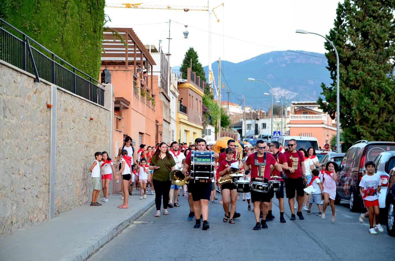 Huétor Vega vibra con su particular encierro de 'toros'