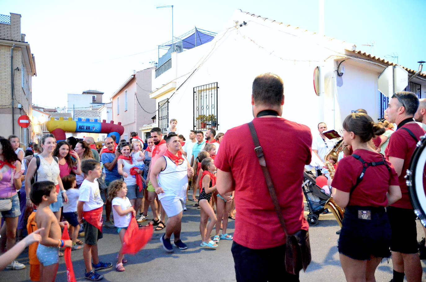 Huétor Vega vibra con su particular encierro de 'toros'
