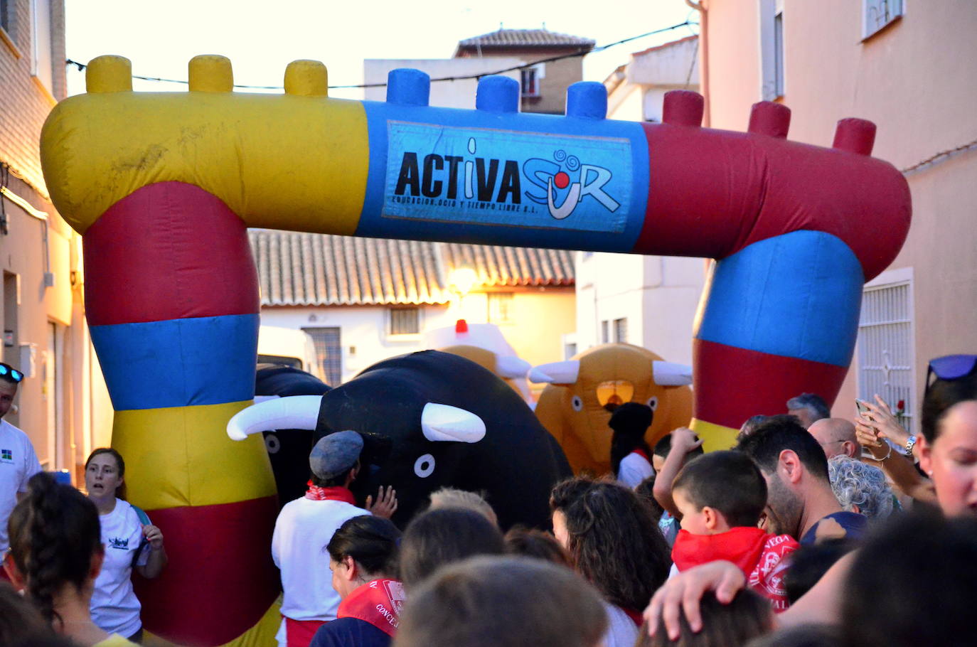 Huétor Vega vibra con su particular encierro de 'toros'