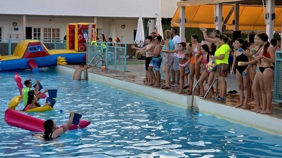 'Juegos sin fronteras': Huétor agudiza el ingenio en el agua