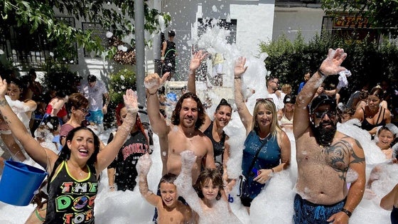 La fiesta del agua y la espuma refresca Huétor Vega