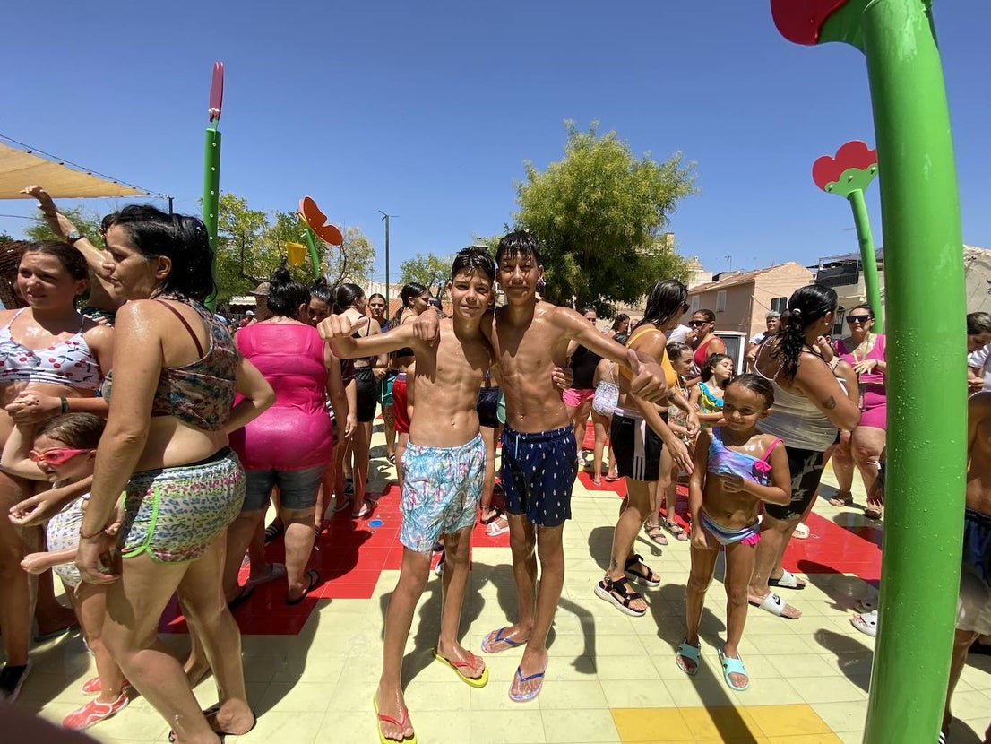 La fiesta del agua y la espuma refresca Huétor Vega