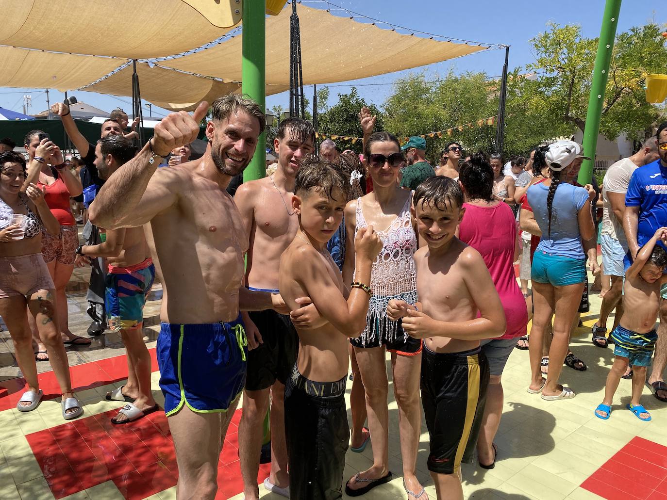 La fiesta del agua y la espuma refresca Huétor Vega