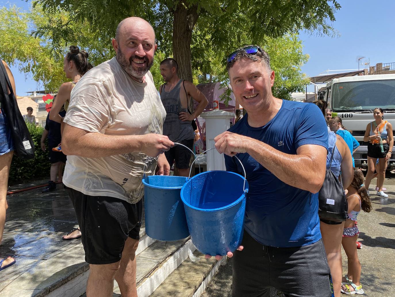 La fiesta del agua y la espuma refresca Huétor Vega