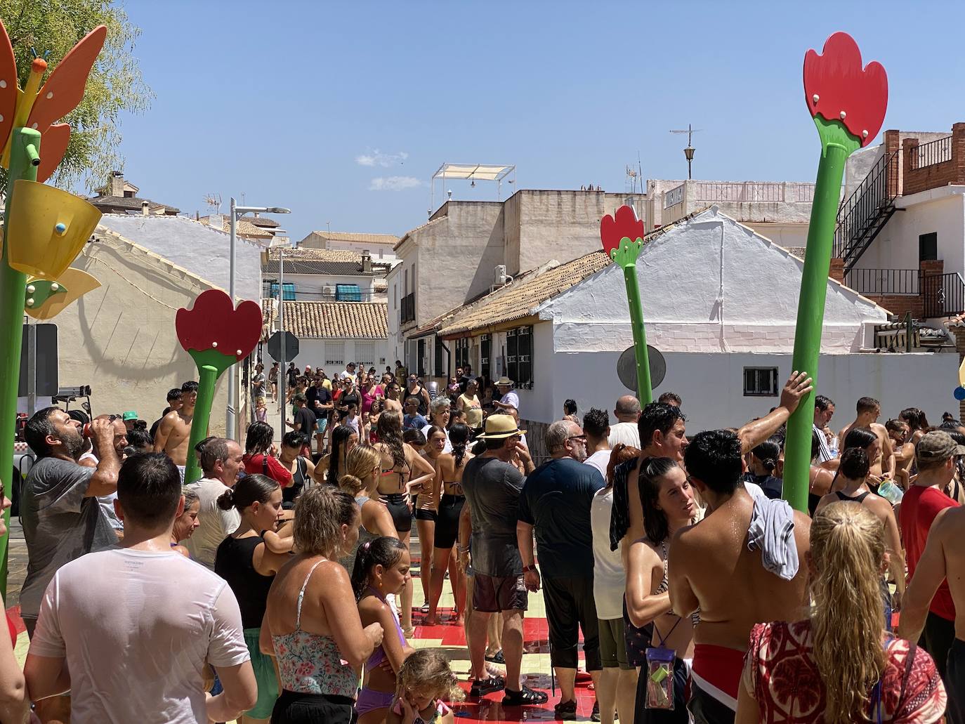 La fiesta del agua y la espuma refresca Huétor Vega