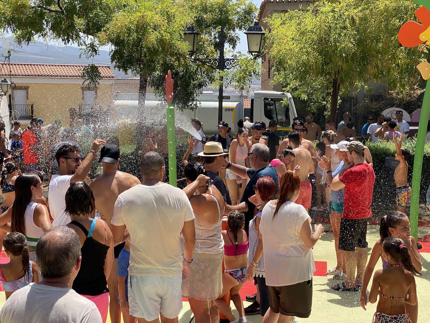 La fiesta del agua y la espuma refresca Huétor Vega
