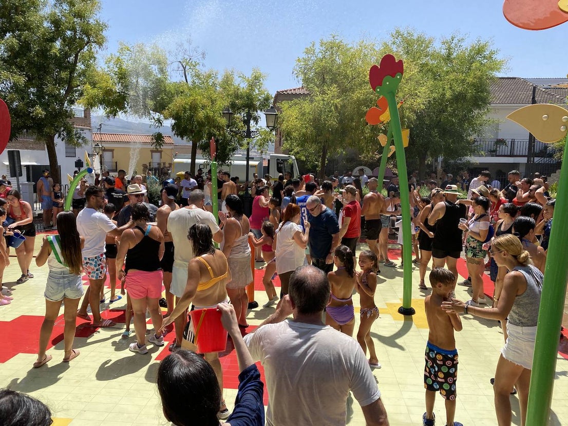La fiesta del agua y la espuma refresca Huétor Vega