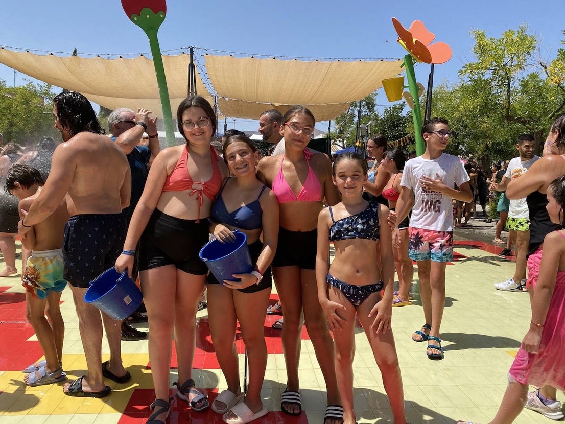 La fiesta del agua y la espuma refresca Huétor Vega