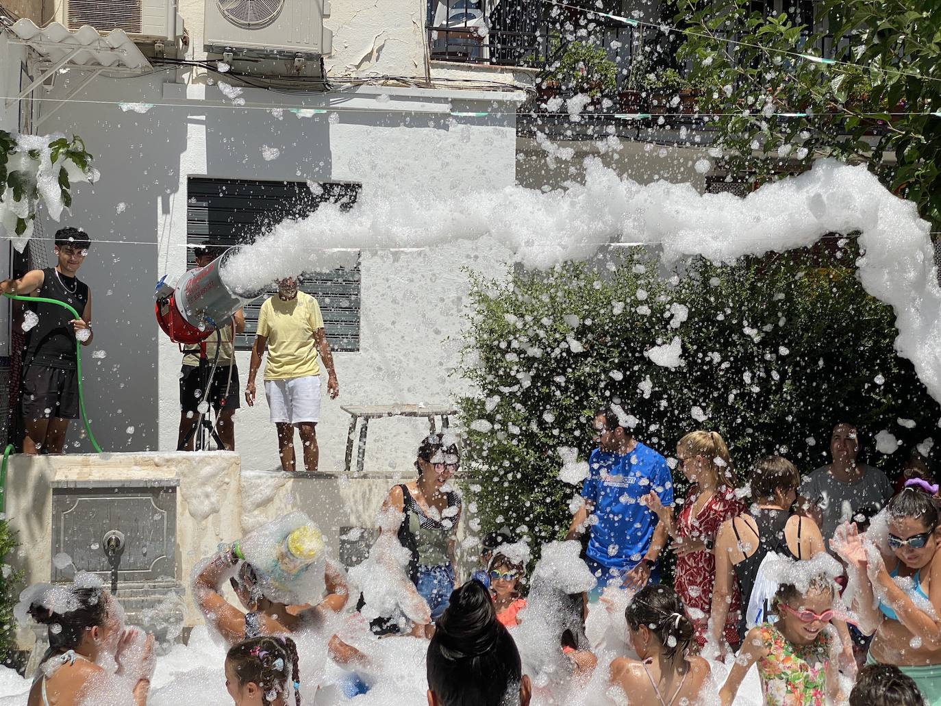 La fiesta del agua y la espuma refresca Huétor Vega