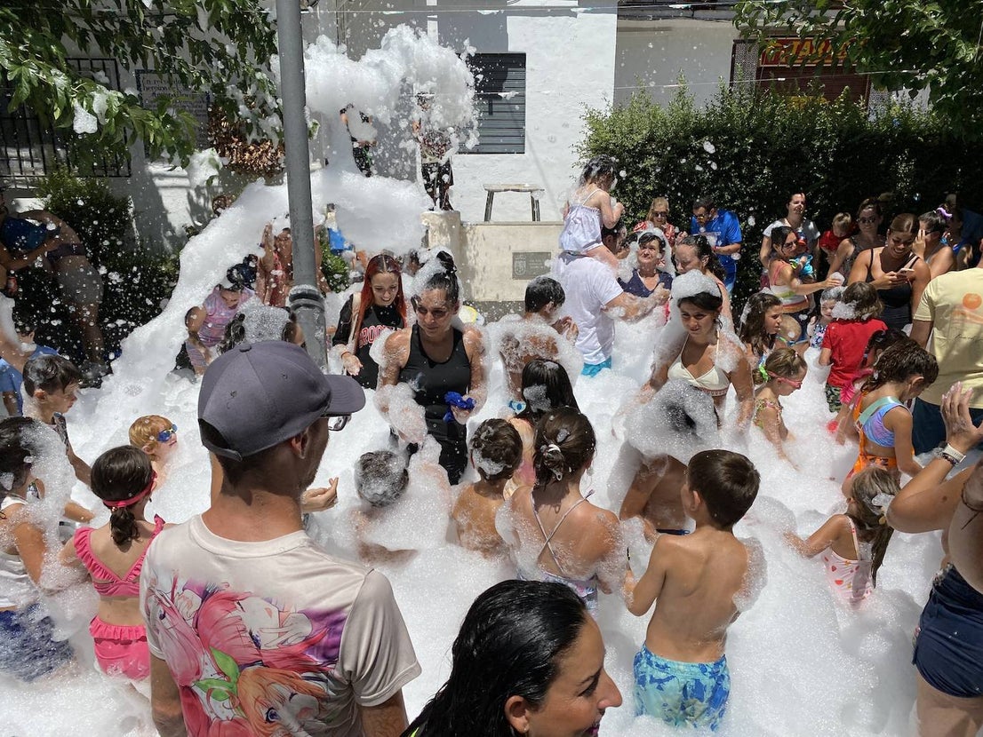 La fiesta del agua y la espuma refresca Huétor Vega