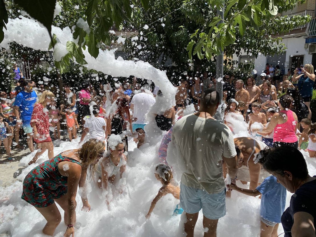 La fiesta del agua y la espuma refresca Huétor Vega