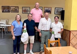Los ganadores, recibiendo un jamón en la Peña El Albondigón.
