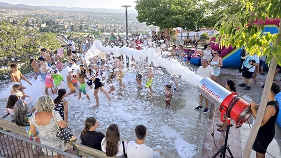 'Acualandia': espuma y diversión en la plaza de San Miguel Bajo