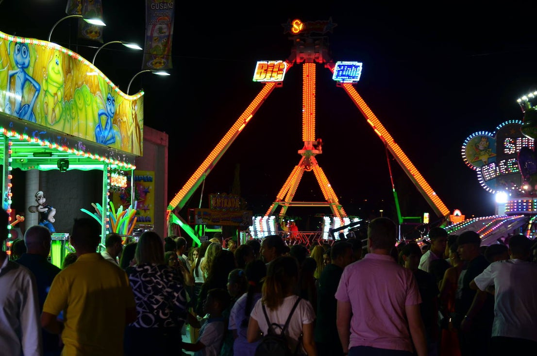 El ferial de Huétor Vega brinda y perrea
