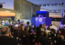 Representación teatral en el ferial.