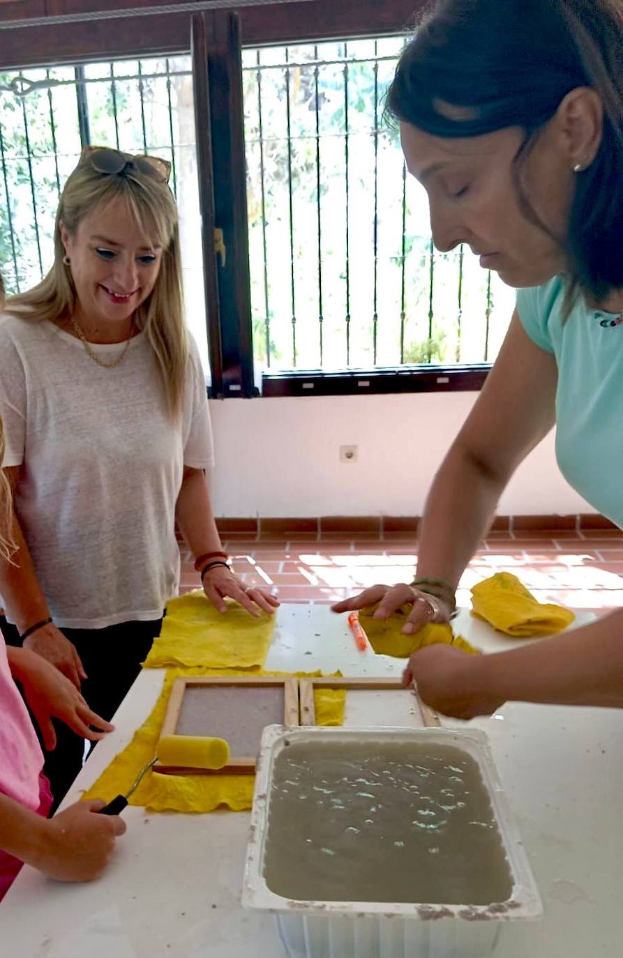 Carolina Higueras (a la izquierda), concejala de Igualdad del Ayuntamiento de Huétor Vega.