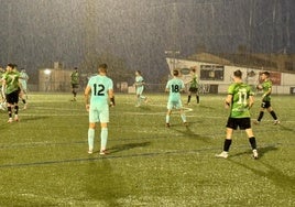 El partido se disputó bajo una fuerte tormenta.