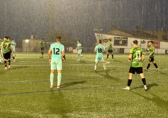 El partido se disputó bajo una fuerte tormenta.