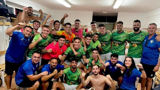 El Huétor Vega golea en Torreperogil y se sitúa líder