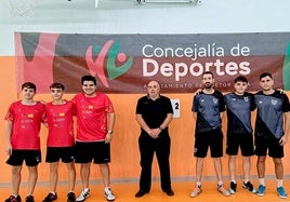 Los jugadores del CD Huétor Vega, a la derecha.