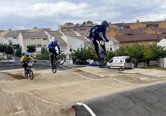 Saltos espectaculares en el Circuito Municipal de BMX de Huétor Vega.