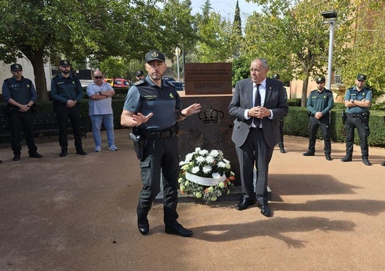 El acto se ha celebrado junto al monolito en memoria del guardia civil en Huétor Vega.