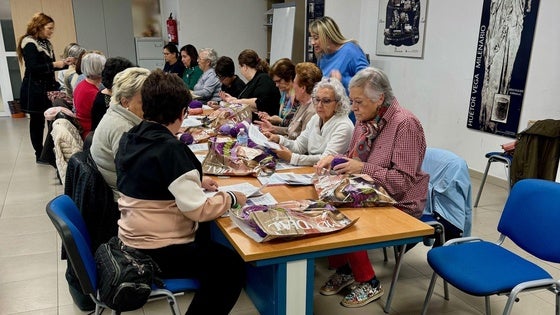 Huétor Vega creará una bufanda gigante con el taller 'Tejedoras por la igualdad'