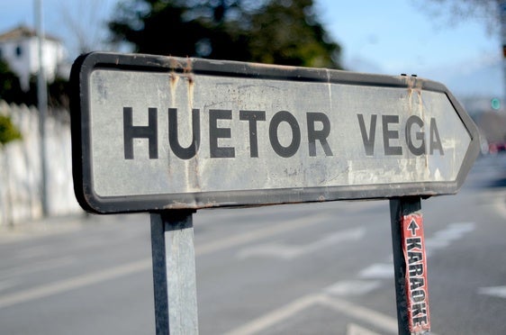 Detenido acusado de estrellar un vaso a un hombre que desayunaba con su ex en Huétor Vega