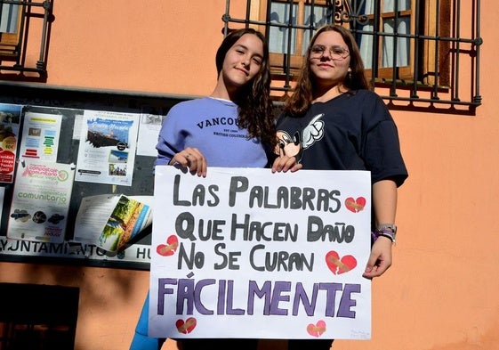 Dos alumnas del IES Los Neveros, mostrando una pancarta reivindicativa el 25N el año pasado.