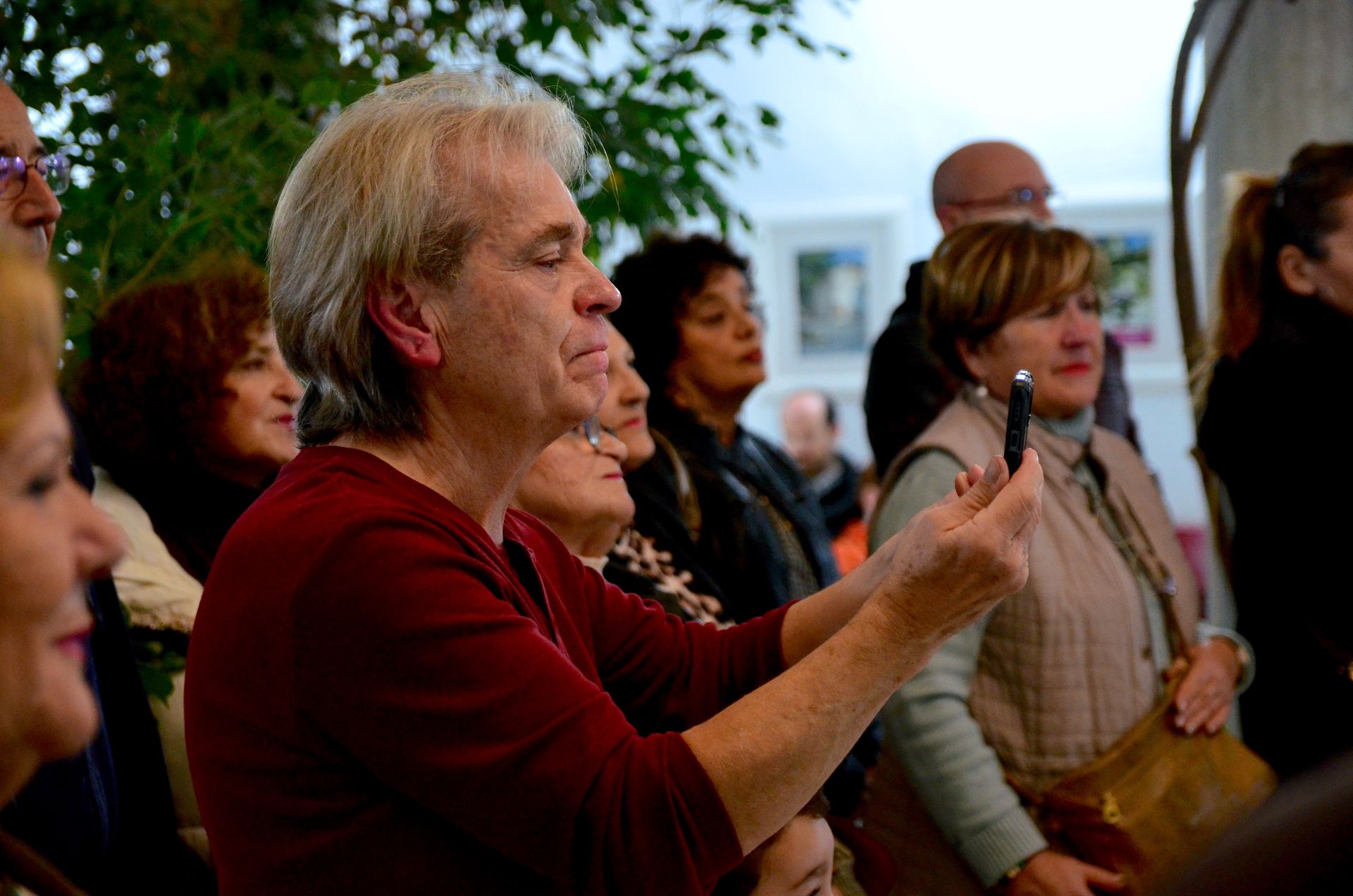 Paco López graba el acto emocionado.