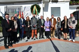 Integrantes de la corporación municipal de Huétor Vega, junto a la corona de laurel en la Plaza de la Constitución.