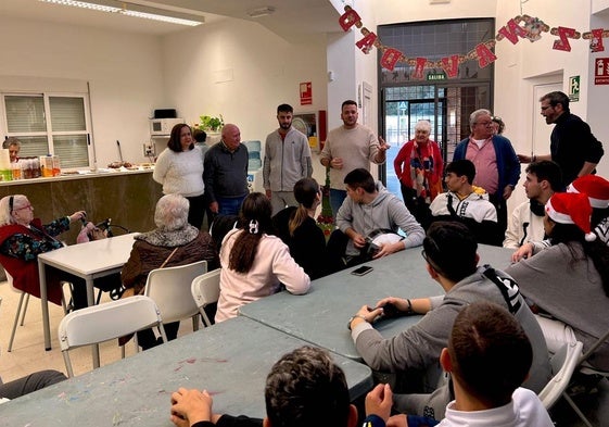 Encuentro intergeneracional, promovido por las concejalías de Juventud y Mayores.