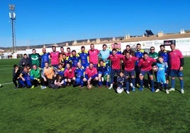 Los equipos de la Peña Deportiva Ébano F-7 y Veteranos Peloteros Granada, en la final en Las Viñas.