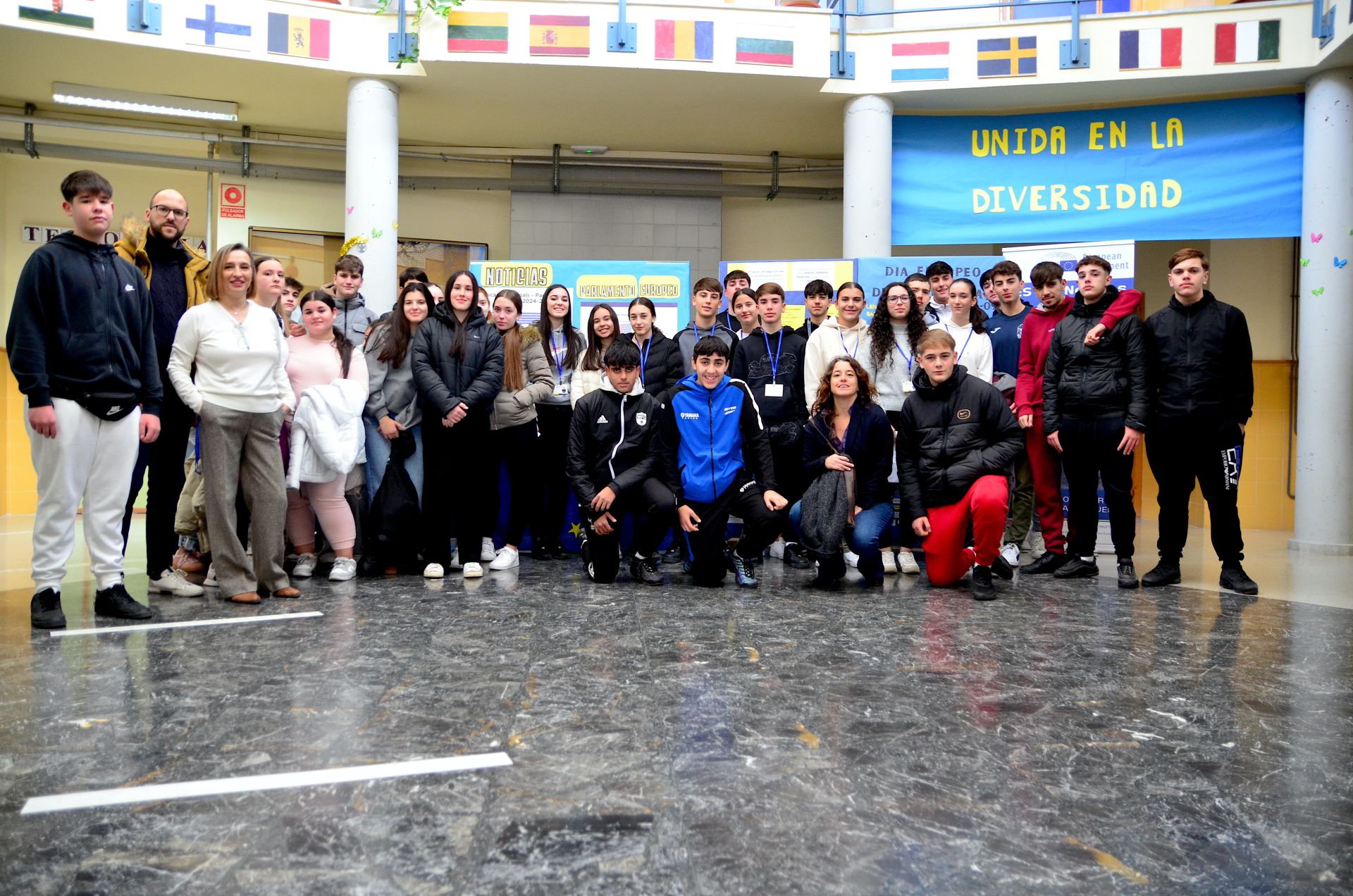 Encuentro del alumnado del instituto hueteño con el Padre Suárez de Granada.