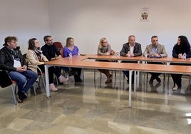 Miembros del equipo de gobierno de Huétor Vega escuchan al presidente de la Diputación y a la diputada de Bienestar Social.