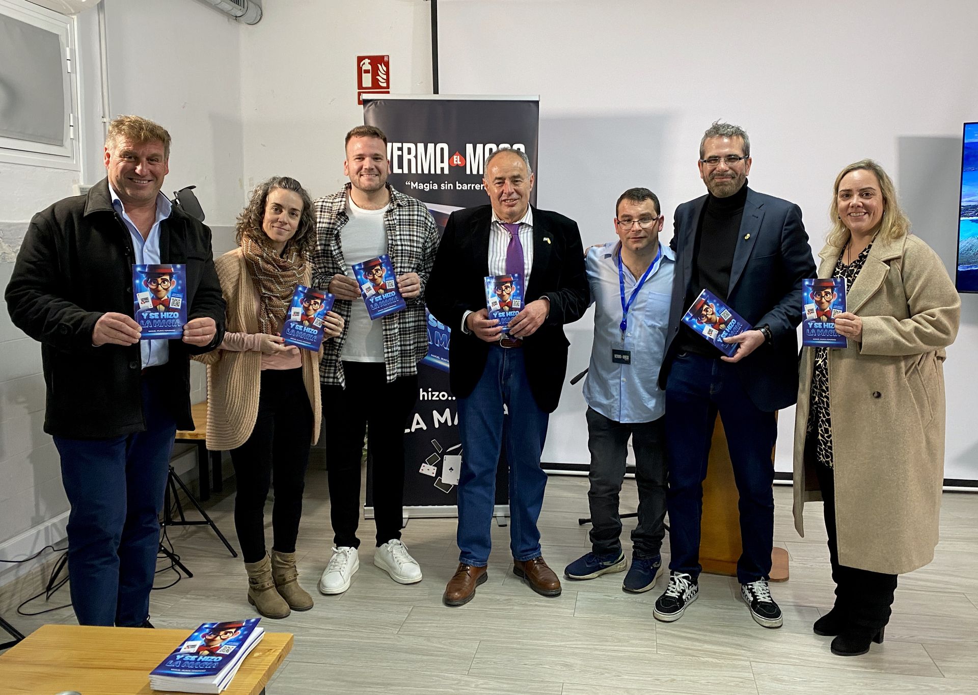 El alcalde (en el centro) y miembros del equipo de gobierno de Huétor Vega, arropando al ilusionista.
