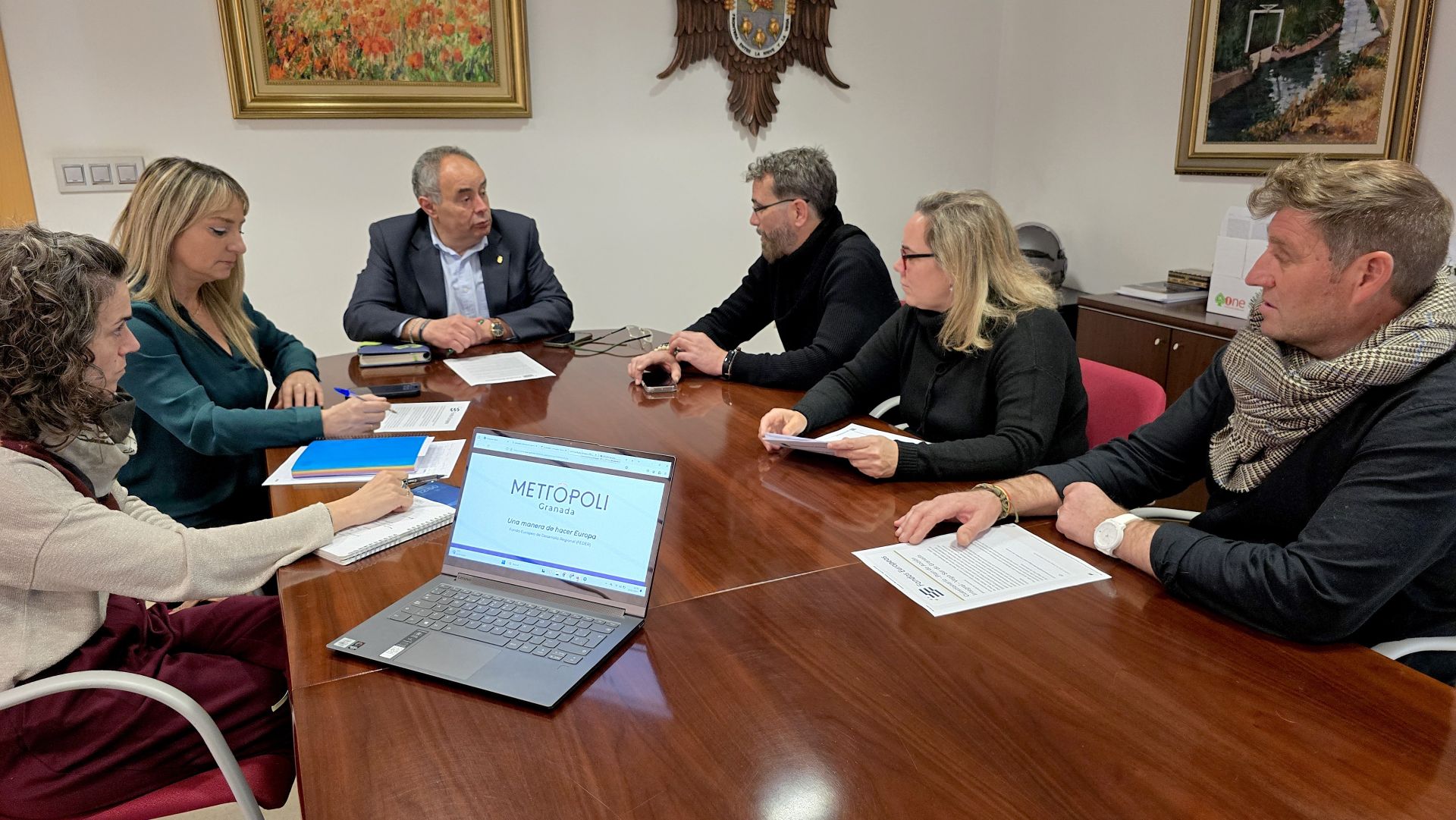 El equipo de gobierno de Huétor Vega, en una reunión de trabajo para perfilar el Plan de Actuación.