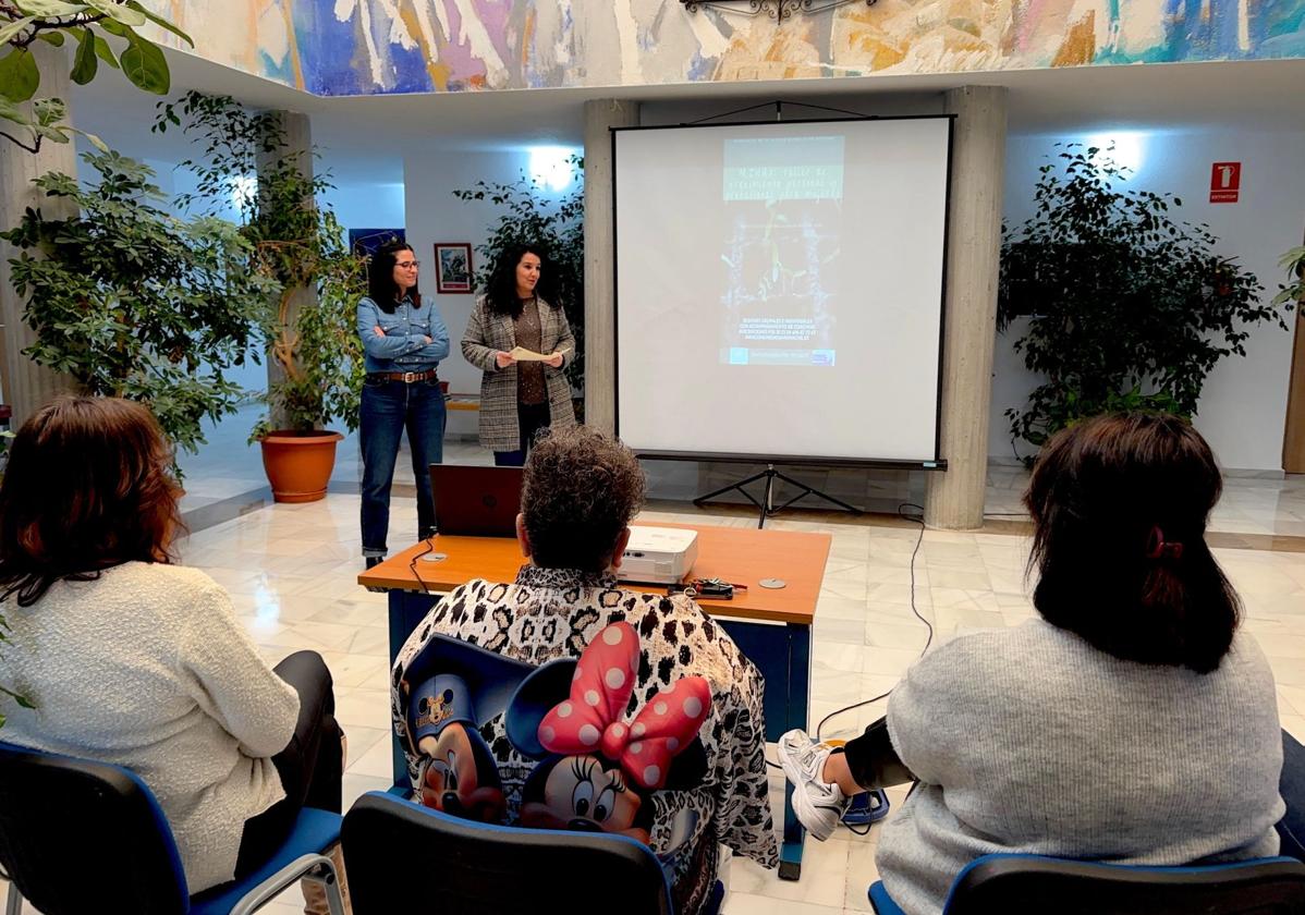 La diputada provincial Elena Duque preside la clausura del taller en Huétor Vega.