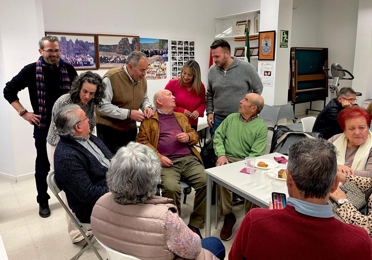 Los mayores de Huétor Vega disfrutan de la 'Merienda del amor y la amistad'