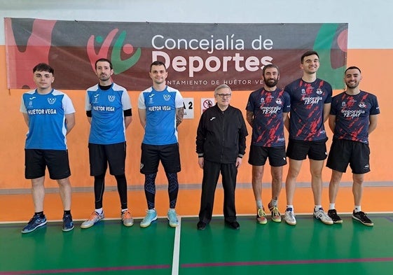 Los jugadores del Huétor Vega, de azul, posan junto con sus rivales y el árbitro en División de Honor.