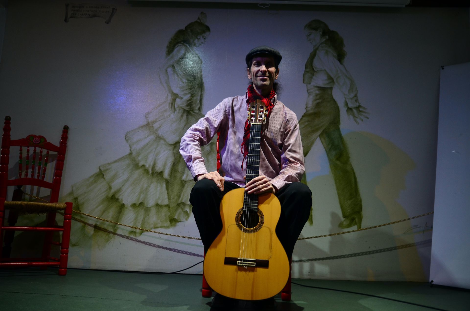 Con la guitarra, en el escenario de la peña La Parra Flamenca.