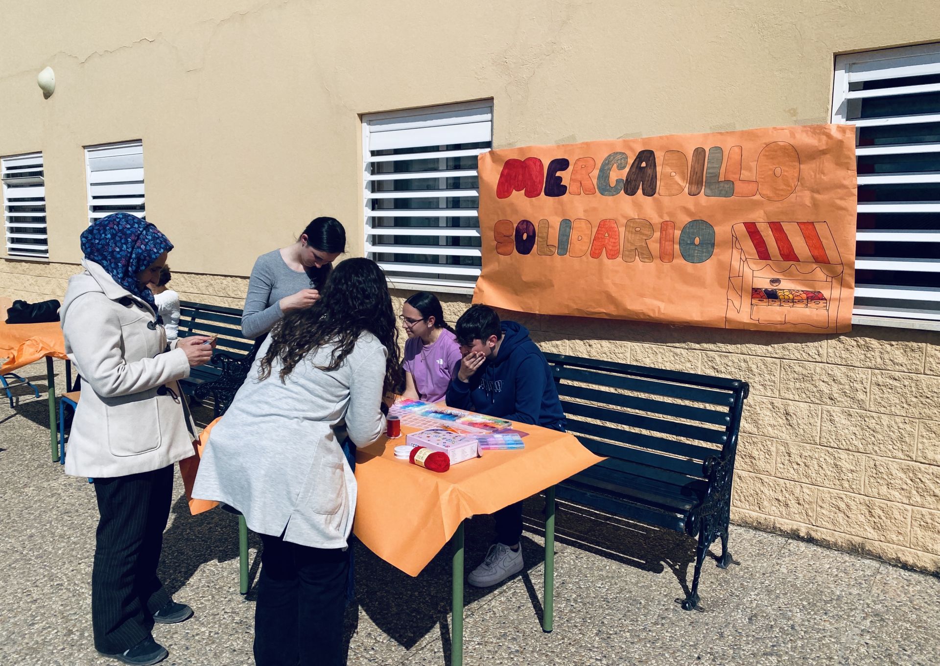 Mercadillo solidario en el IES Los Neveros.