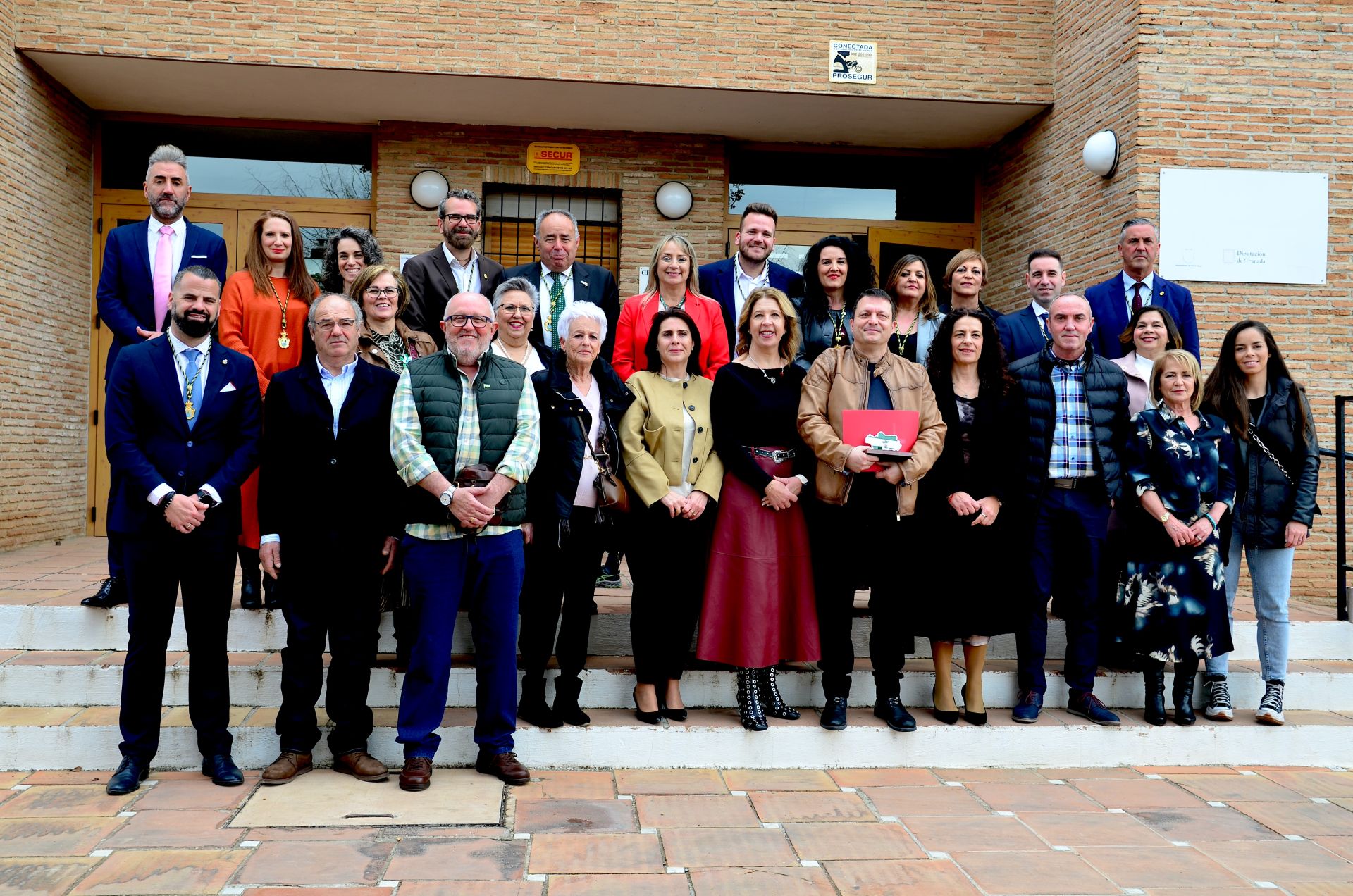 Miembros de la corporación municipal y de la Comisión de Fiestas, en la puerta de La Nava.