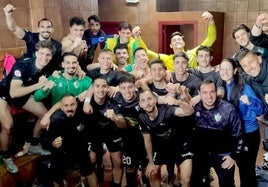 El plantel hueteño celebra la victoria en la Ciudad Deportiva Los Ángeles de Almería.