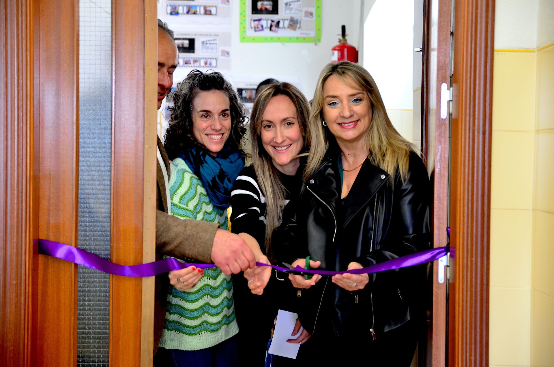 Momento del corte de la cinta para inaugurar la Casita de la Igualdad.